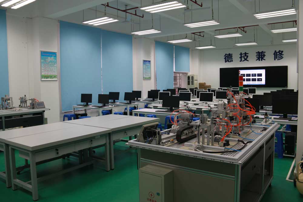 我们的实训室——自动化与仿真室.jpg 我们的实训室——自动化与仿真室.jpg