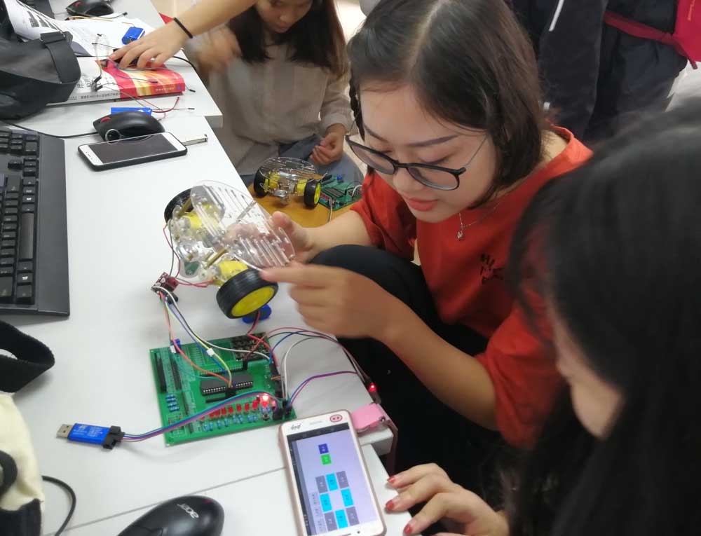 我们的巾帼——手机APP蓝牙控制实训.jpg 我们的巾帼——手机APP蓝牙控制实训.jpg