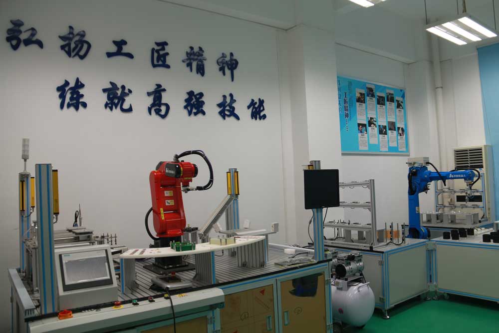 我们的设备——工业机器人.jpg 我们的设备——工业机器人.jpg